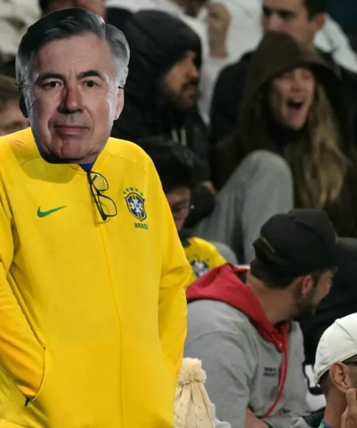 Carlo Ancelotti in mezzo ai tifosi per la partita del Brasile: foto