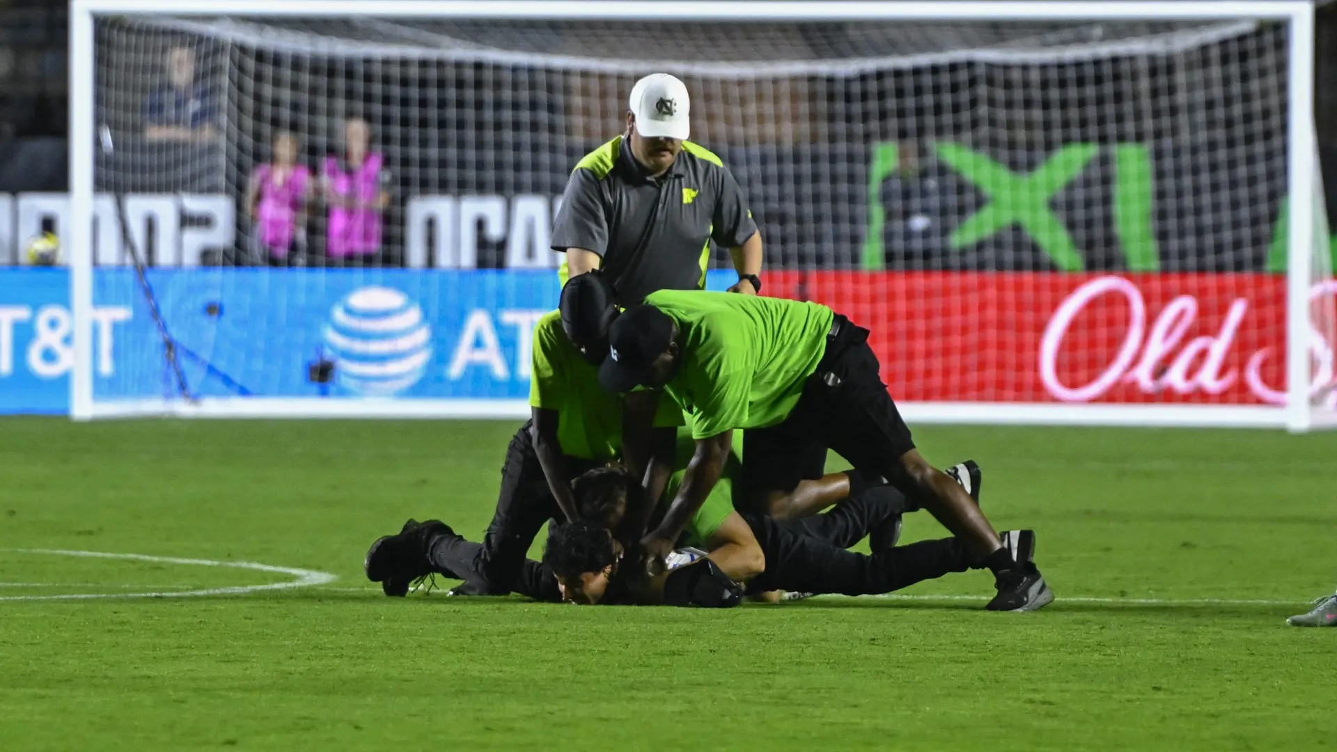 Al triplice fischio molti tifosi sono entrati in campo