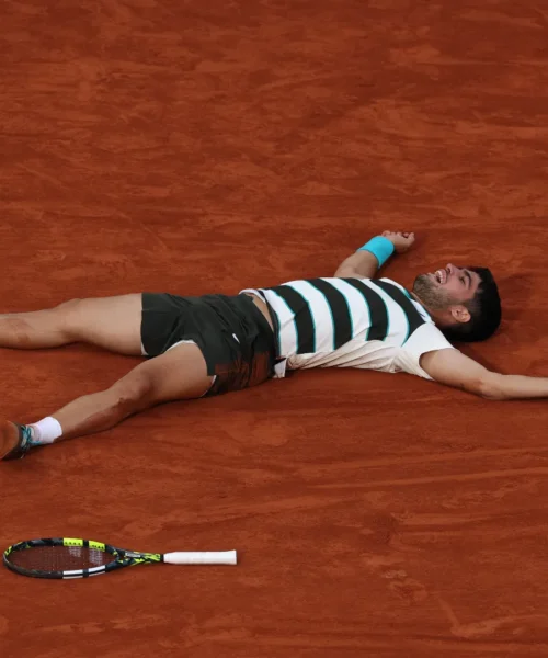 Jannik Sinner cede dopo cinque ore e mezza, il Roland Garros è ancora di Carlos Alcaraz