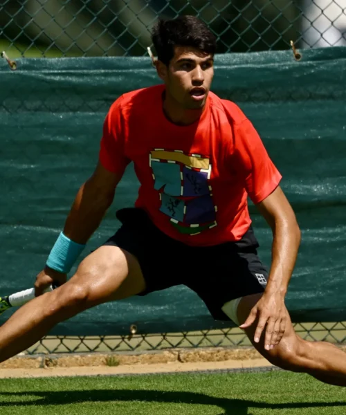 Carlos Alcaraz torna a Wimbledon e trova un nuovo rivale