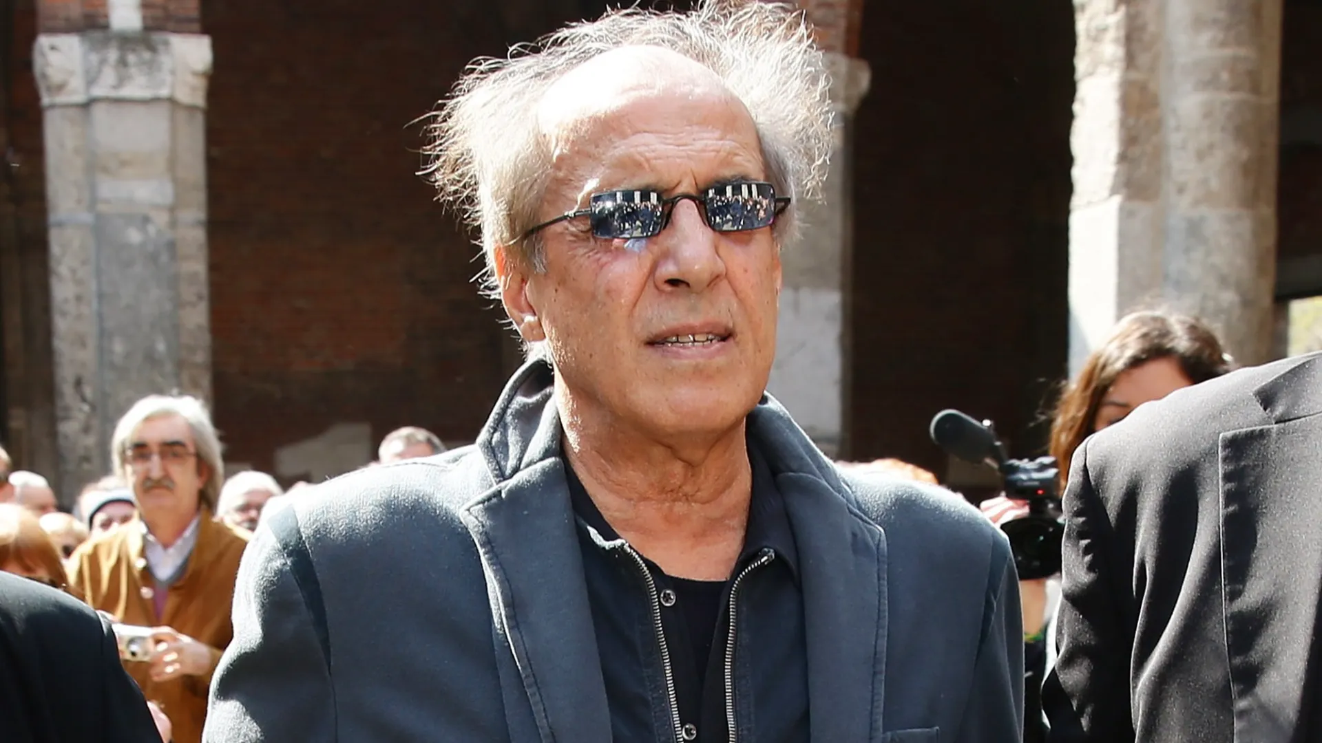 Adriano Celentano sui social a caldo ha reagito con amarezza: "Dopo un massimo di quattro estenuanti ore di gioco, la partita doveva risolversi in un inesorabile PAREGGIO"
