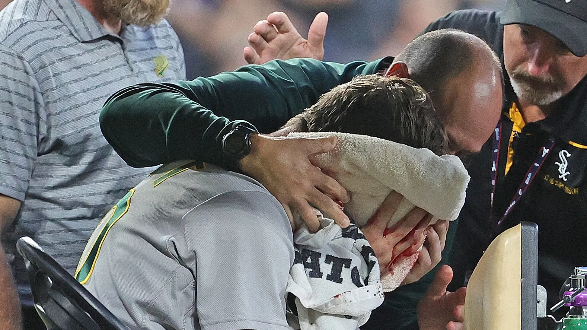 Immediato l'intervento dello staff medico per soccorrere il campione
