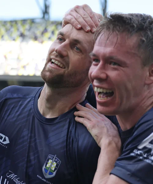 Segna un gol storico ma viene eliminato: Christian Gray torna a scuola. Foto