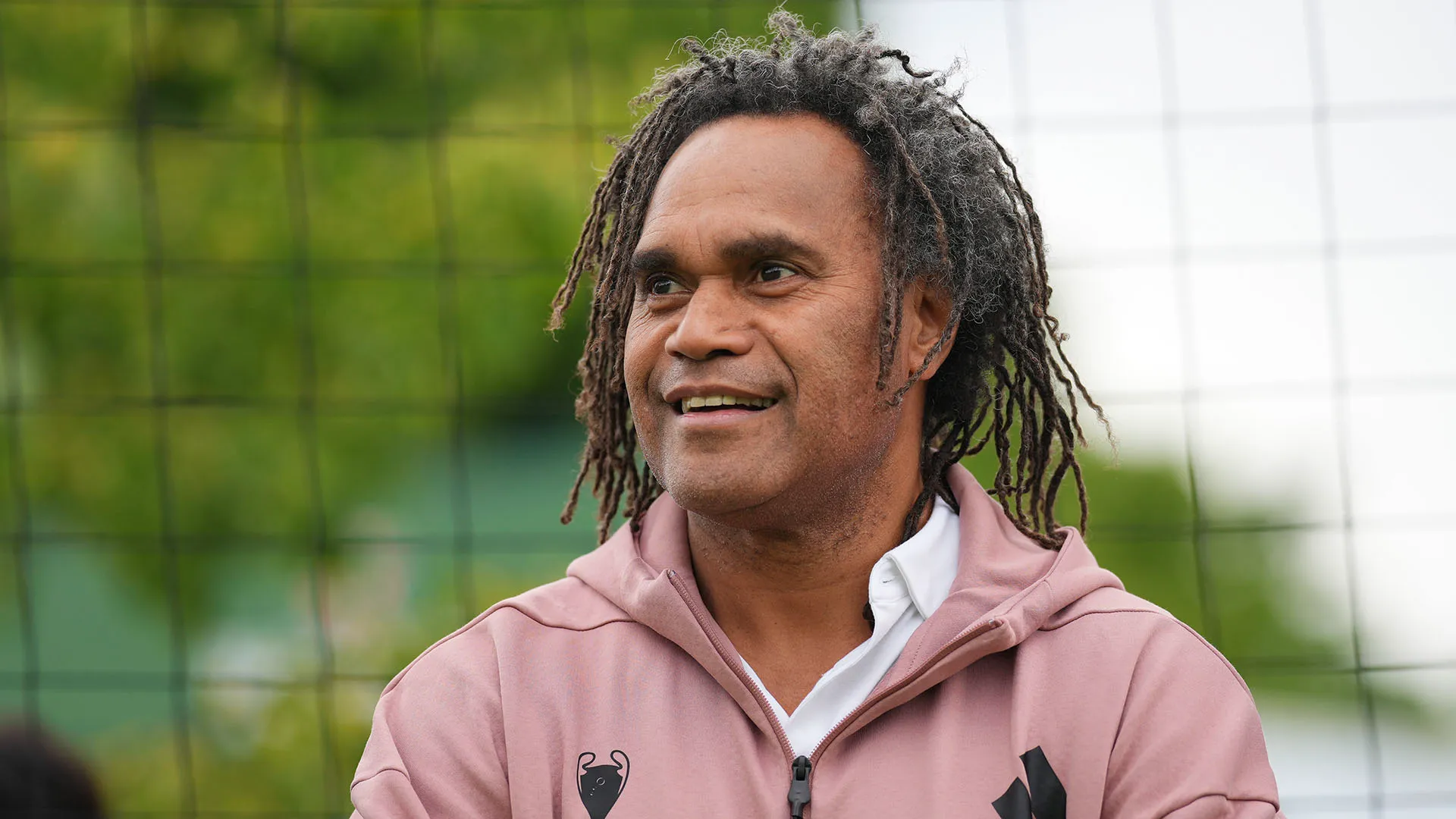 Nello specifico Karembeu si occupa di divulgare riti e pratiche delle tribù più remote del mondo
