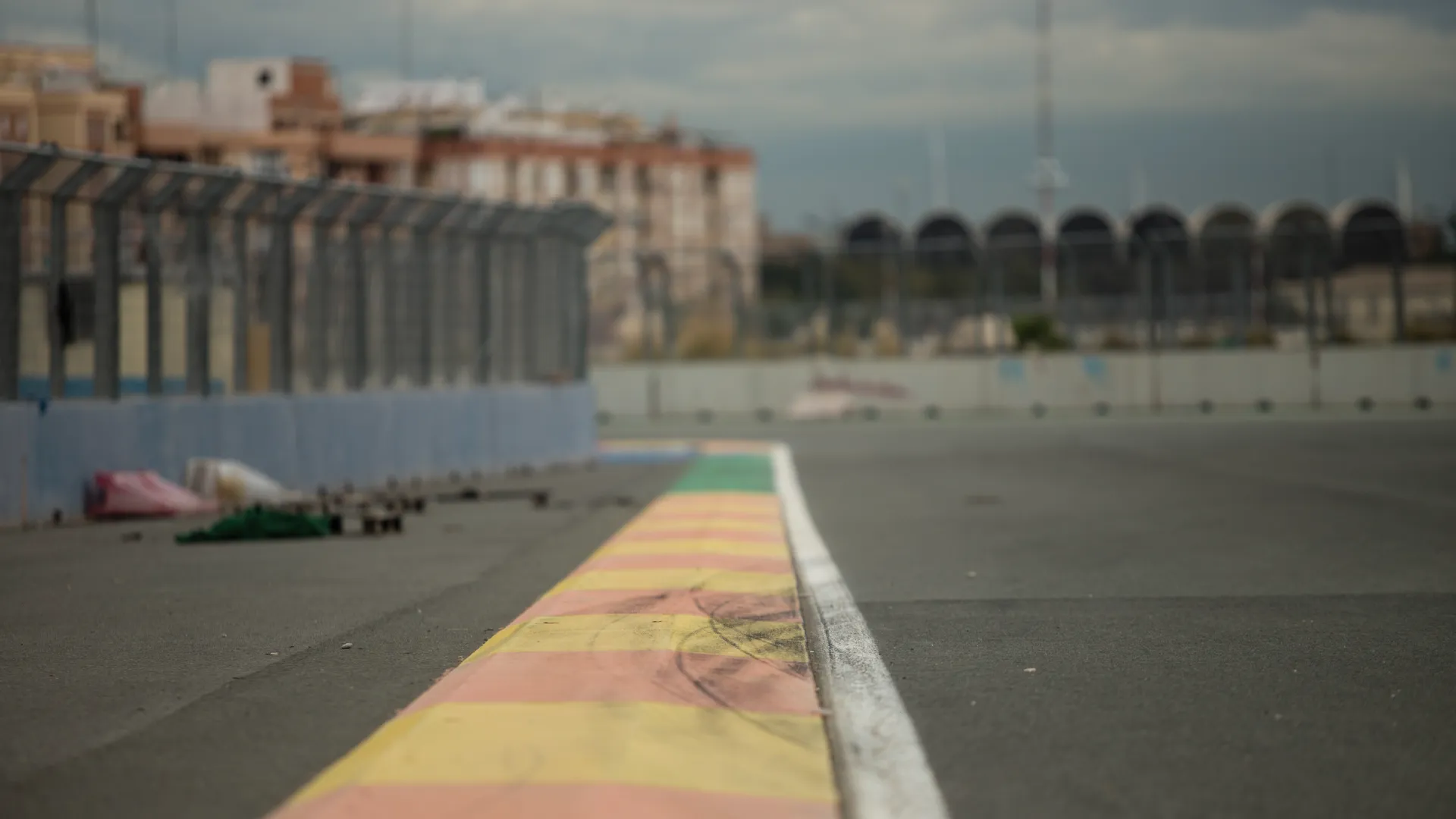 Qualcuno è entrato nel circuito e ha disegnato dei graffiti sui muri
