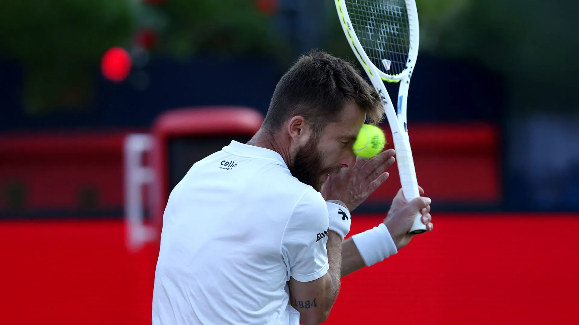 Il tennista francese è stato colpito al volto dalla pallina, al termine di uno scambio con l'americano