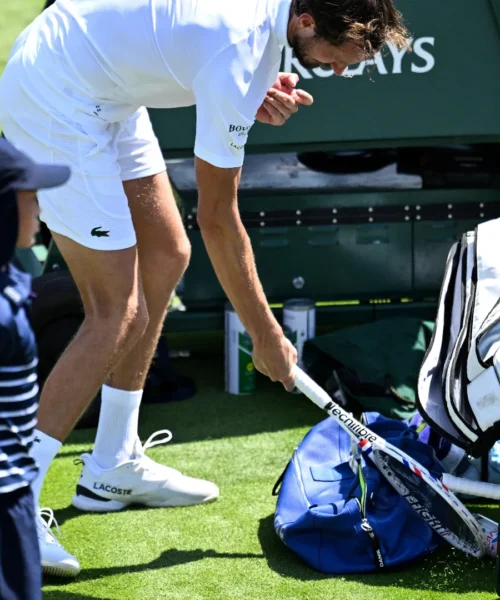 Il solito Medvedev: sceneggiata dopo la clamorosa eliminazione a Wimbledon. Foto