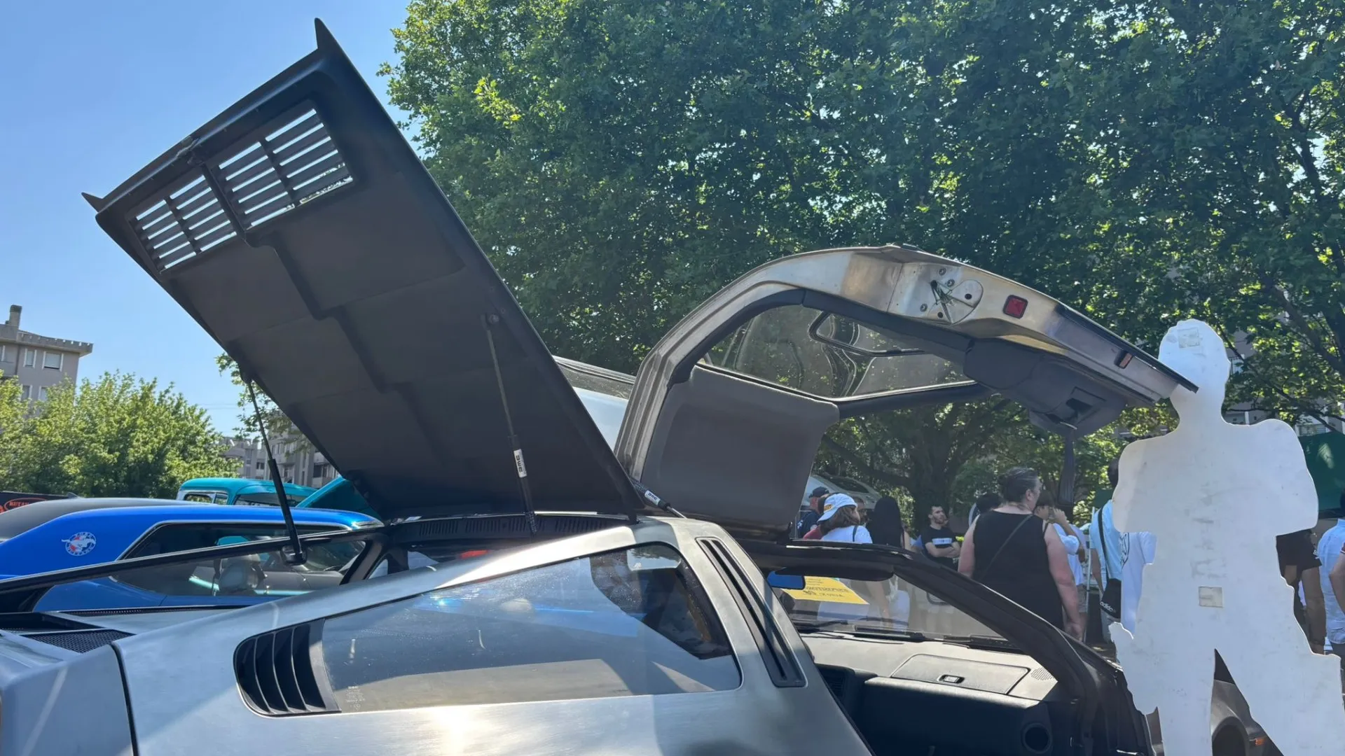 Carrozzeria in acciaio grezzo e portiere ad ali di gabbiano: difficile non notarla
