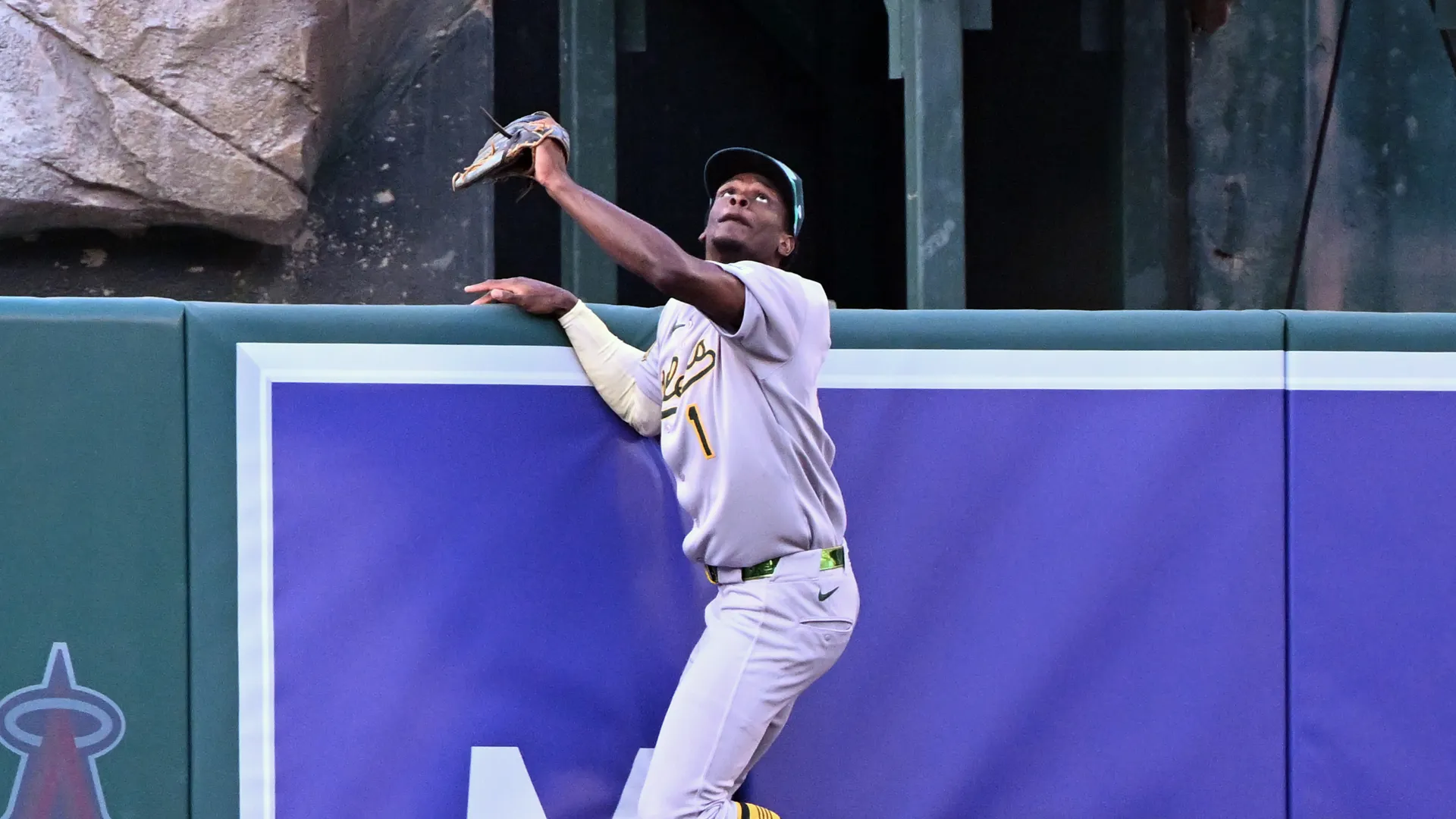 Per impedire il fuoricampo di Nolan Schanuel degli Angels, Clarke ha compiuto un impressionante gesto acrobatico