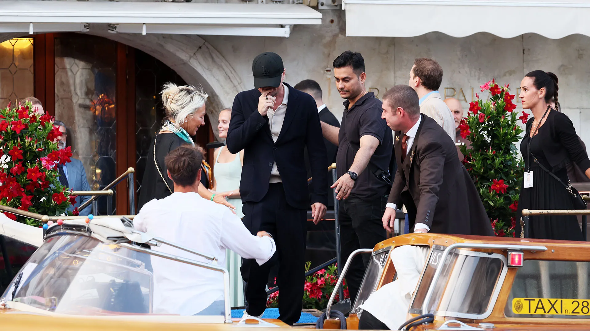 Leonardo Di Caprio, con il volto celato da un cappellino nero