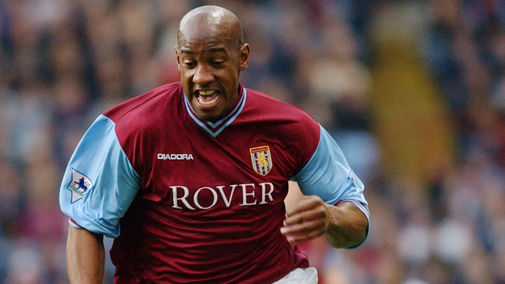 Nel 2001 con l'Aston Villa ha vinto la Coppa Intertoto UEFA