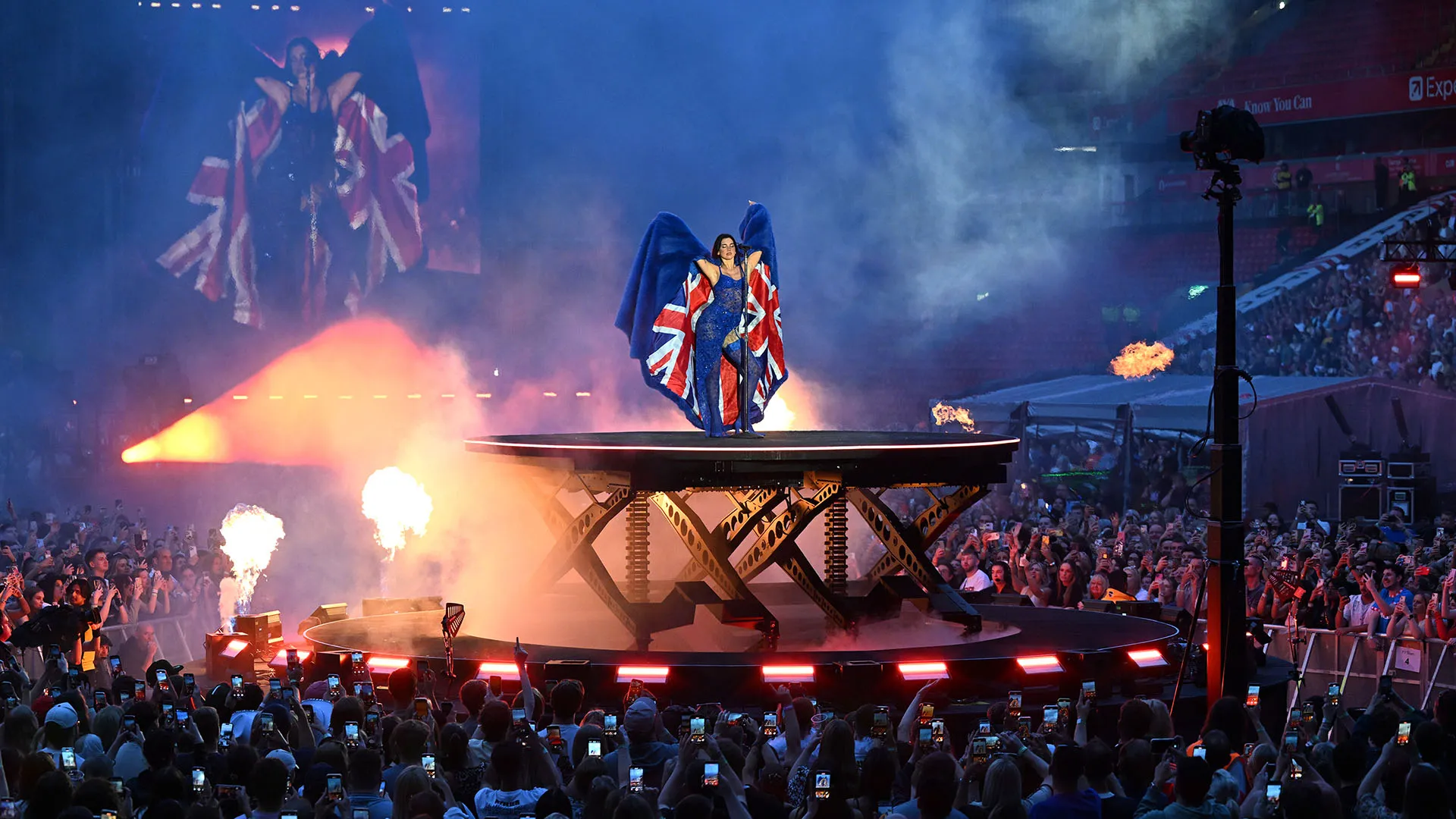 Ha eseguito 'One Kiss' come encore in onore del legame tra la hit e il Liverpool
