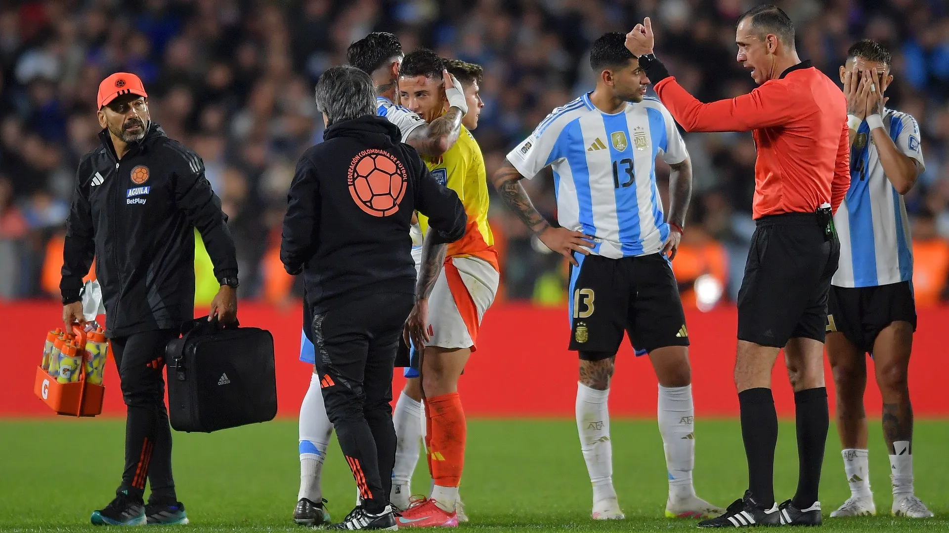 Bel gesto all'uscita: Enzo Fernandez si è scusato con Kevin Castaño