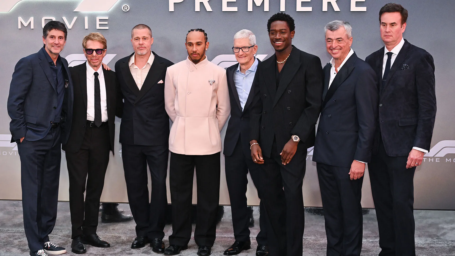 Hamilton, Leclerc e altri piloti di Formula 1 erano a New York per l'anteprima del film con Brad Pitt: con loro tante star di Hollywood