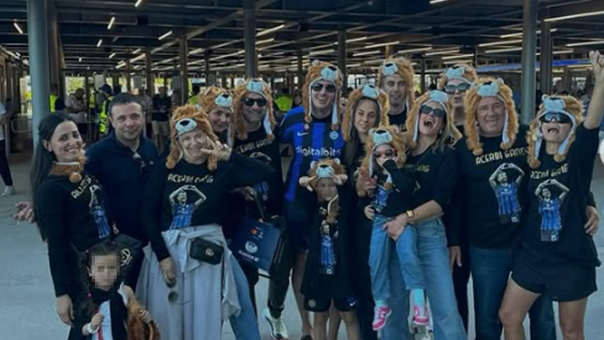 La donna insieme ad alcuni amici e parenti indossava un cappello a forma di leone: la foto ha la didascalia "Acerbi gang"