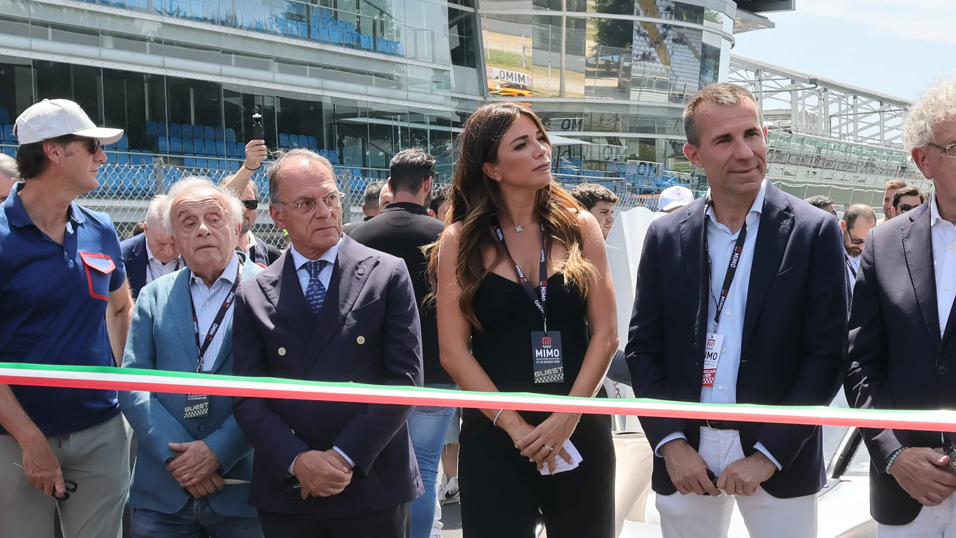In apertura, spazio alle emozioni delle hypercar Pagani con “Arte in Pista”... 