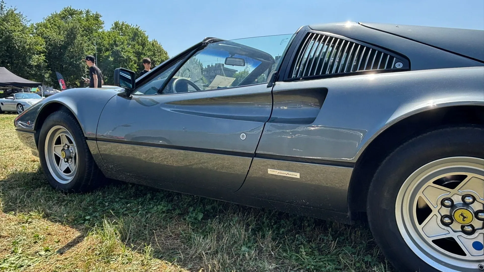 Leonardo Fioravanti, padre della linea, prende ispirazione dalla 512 BB e la rende ancora più elegante