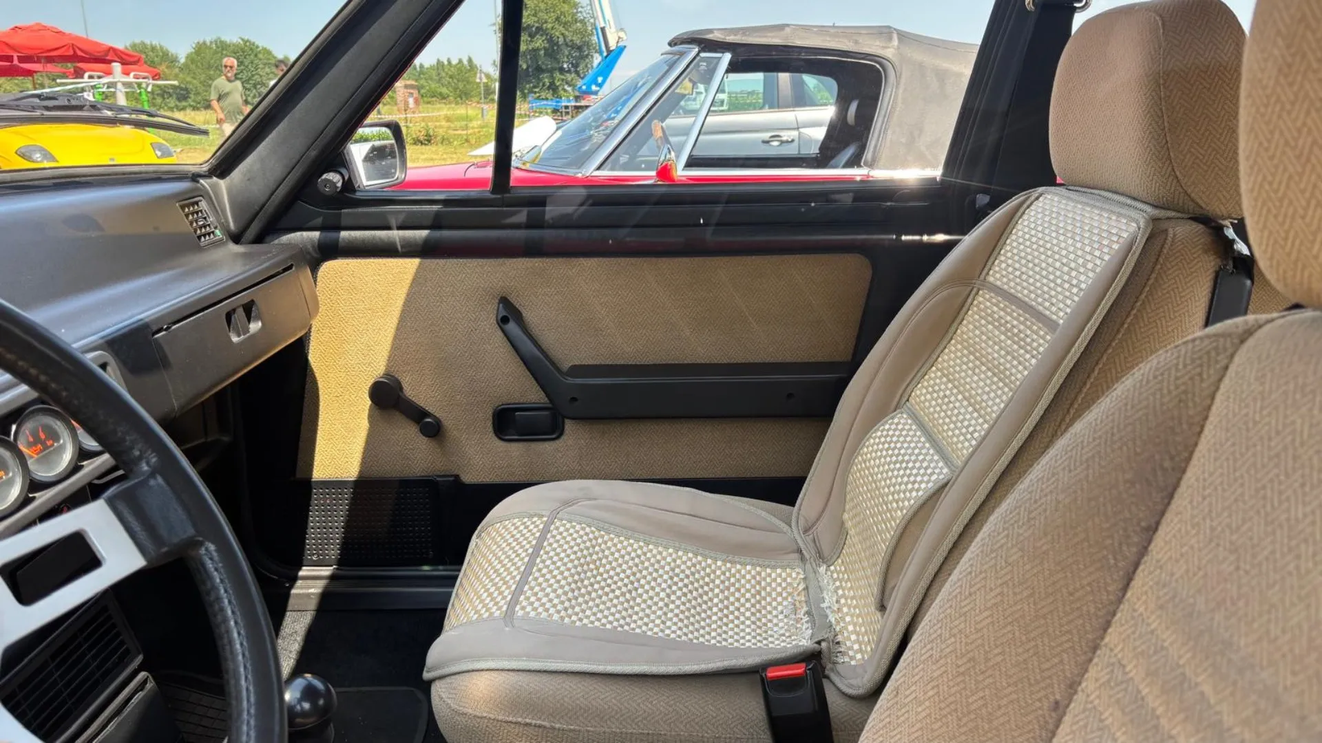 Sedili sportivi e volante racing: l'abitacolo è pronto per trasportare i suoi passeggeri