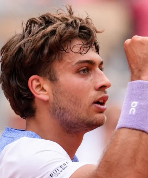 ATP Halle, Flavio Cobolli piega Denis Shapovalov e va nei quarti di finale