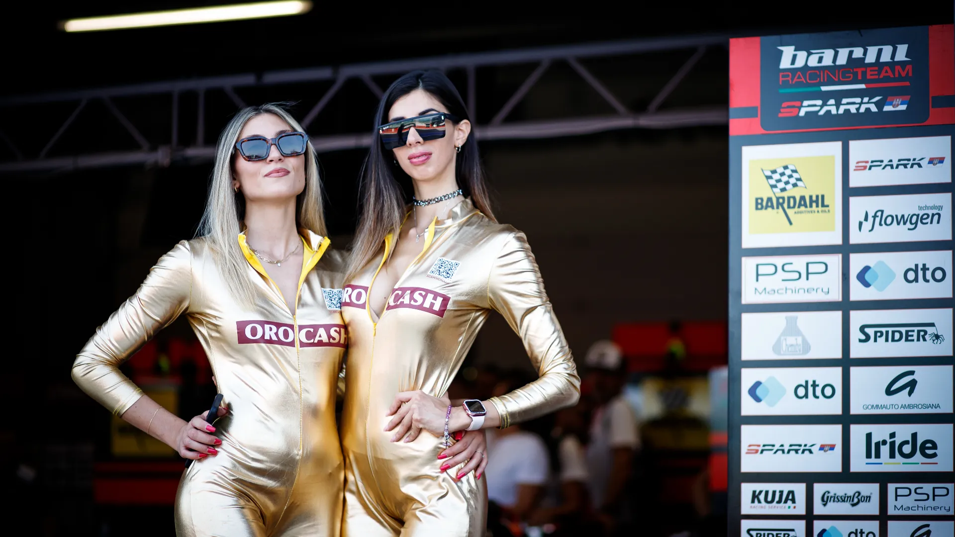 Dietro a ogni posa, ore di prove, briefing e professionalità


