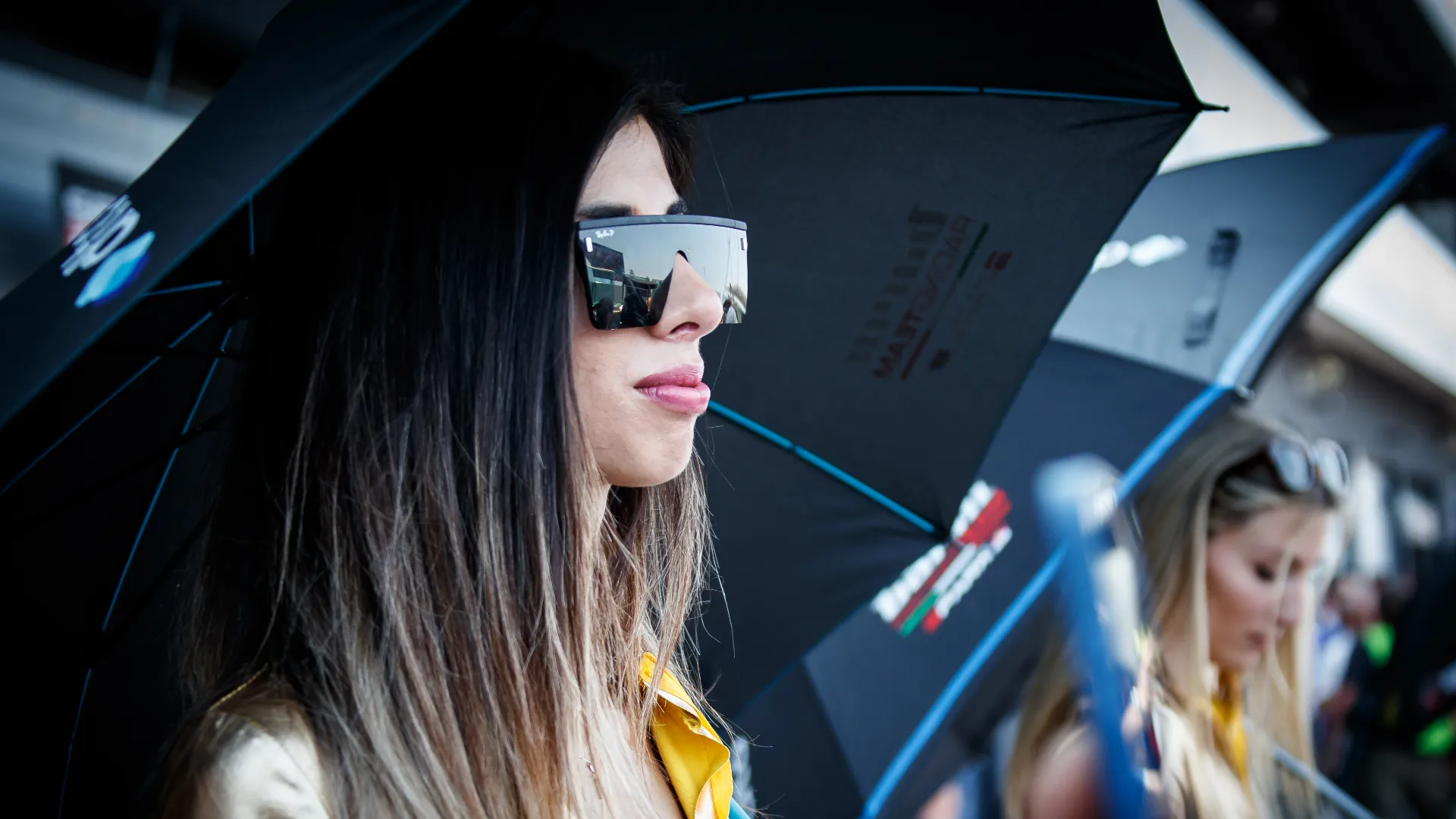 Ad allietare i numerosi presenti anche le Ombrelline o Grid Girls che dire si voglia