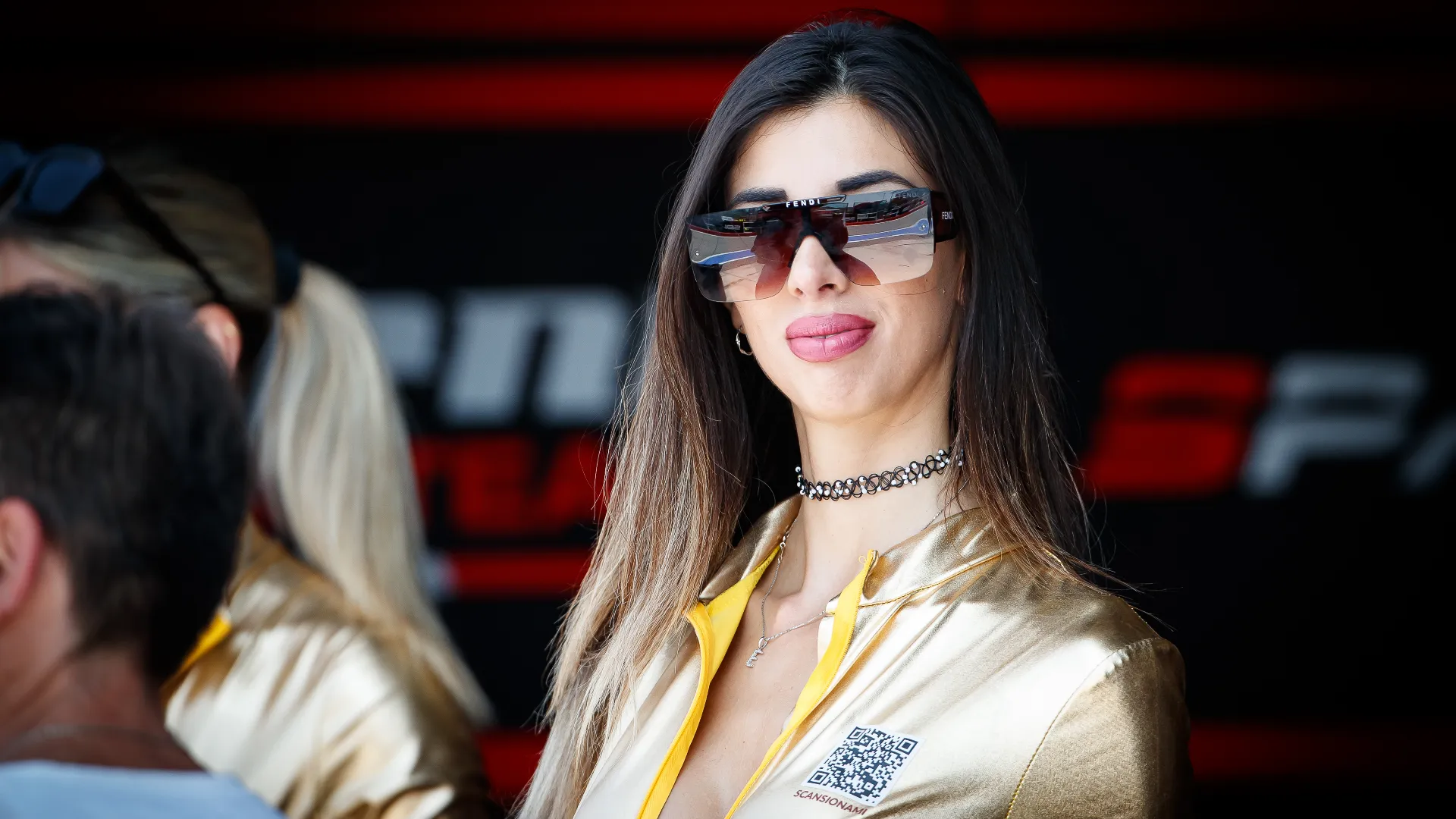 Coordinazione perfetta tra look e team: ogni dettaglio studiato per esaltare immagine e identità della scuderia