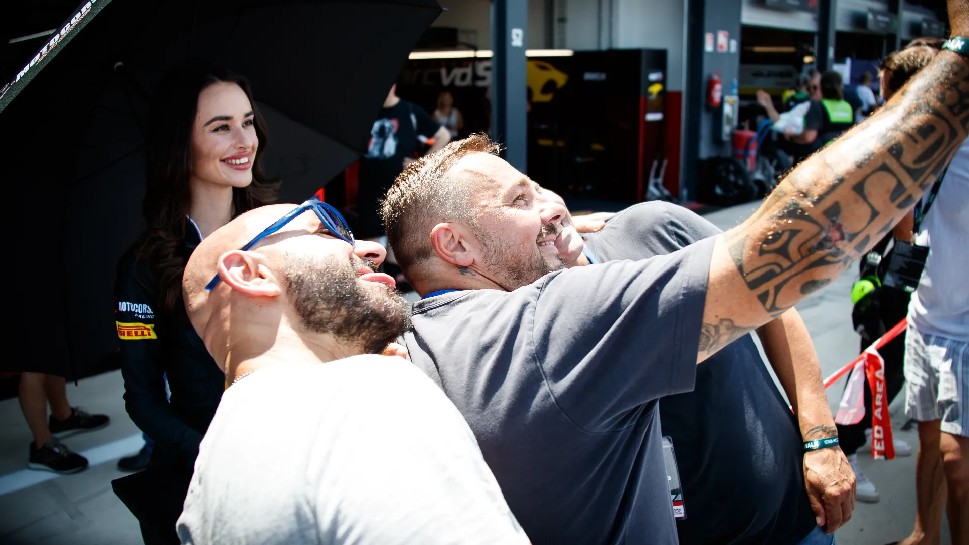 Immancabile poi il rito del selfie, con la foto da mostrare agli amici... 