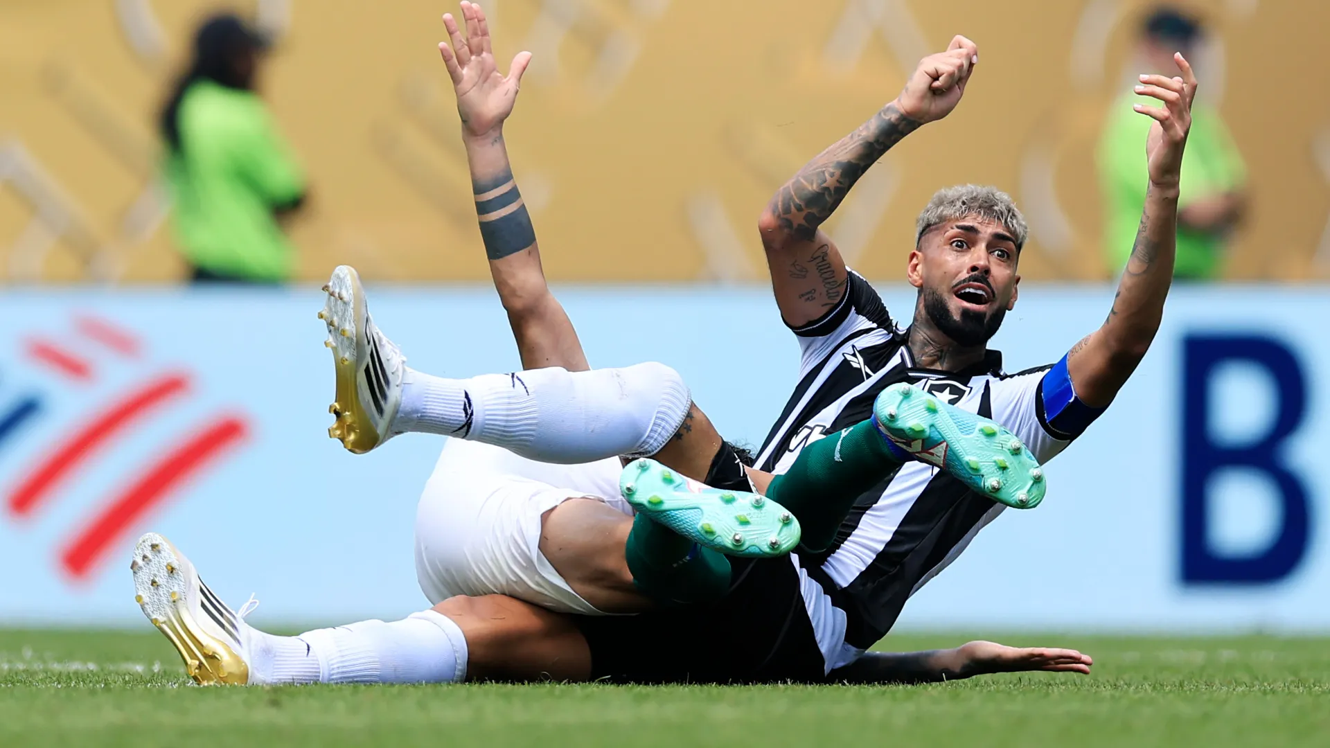 I tifosi del Botafogo si sono scatenati quando l'arbitro ha estratto il cartellino rosso
