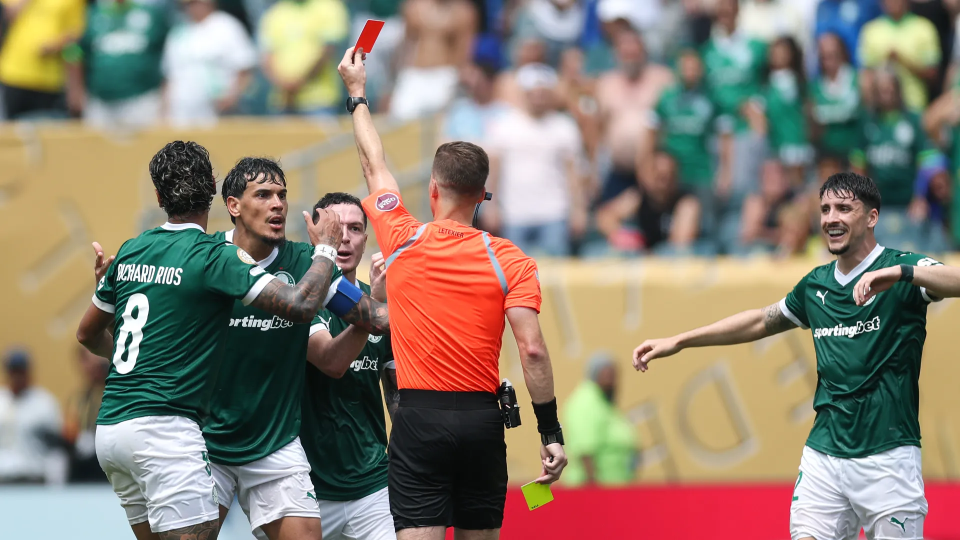Gustavo Gomez, già ammonito in precedenza, è stato quindi espulso
