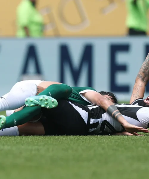 Confonde il calcio con il rugby: espulso per placcaggio. Le foto