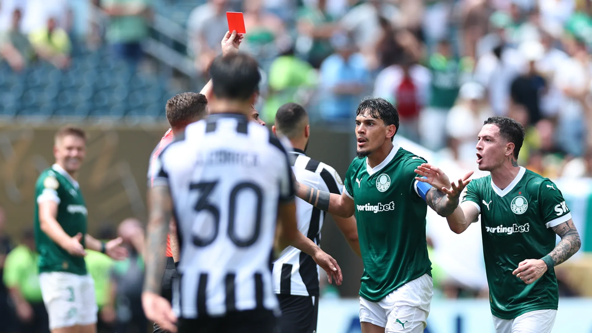 A nulla sono servite le proteste di Gustavo Gomez e compagni
