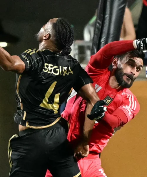 Si schianta contro il compagno e finisce a terra, paura per Hugo Lloris. Foto