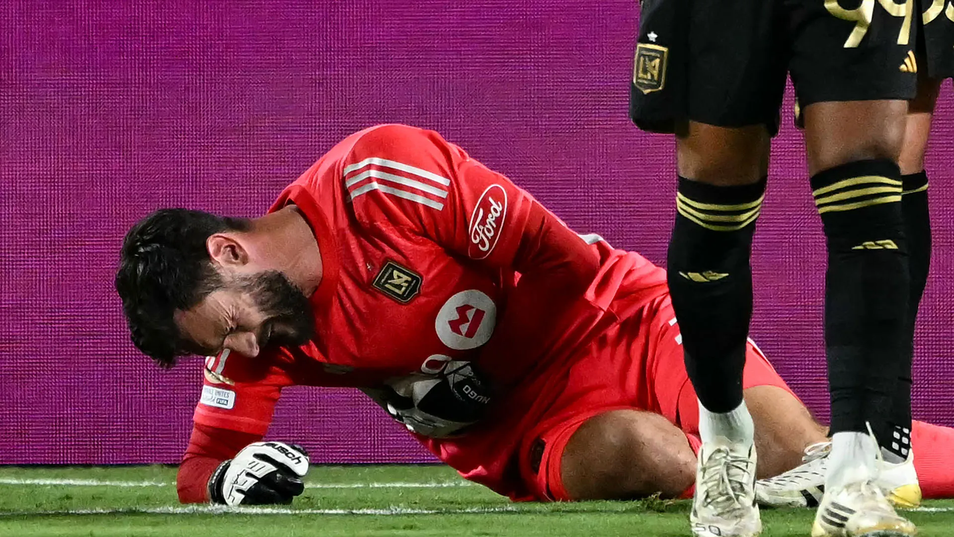Dopo le medicazioni, Lloris si è finalmente ripreso
