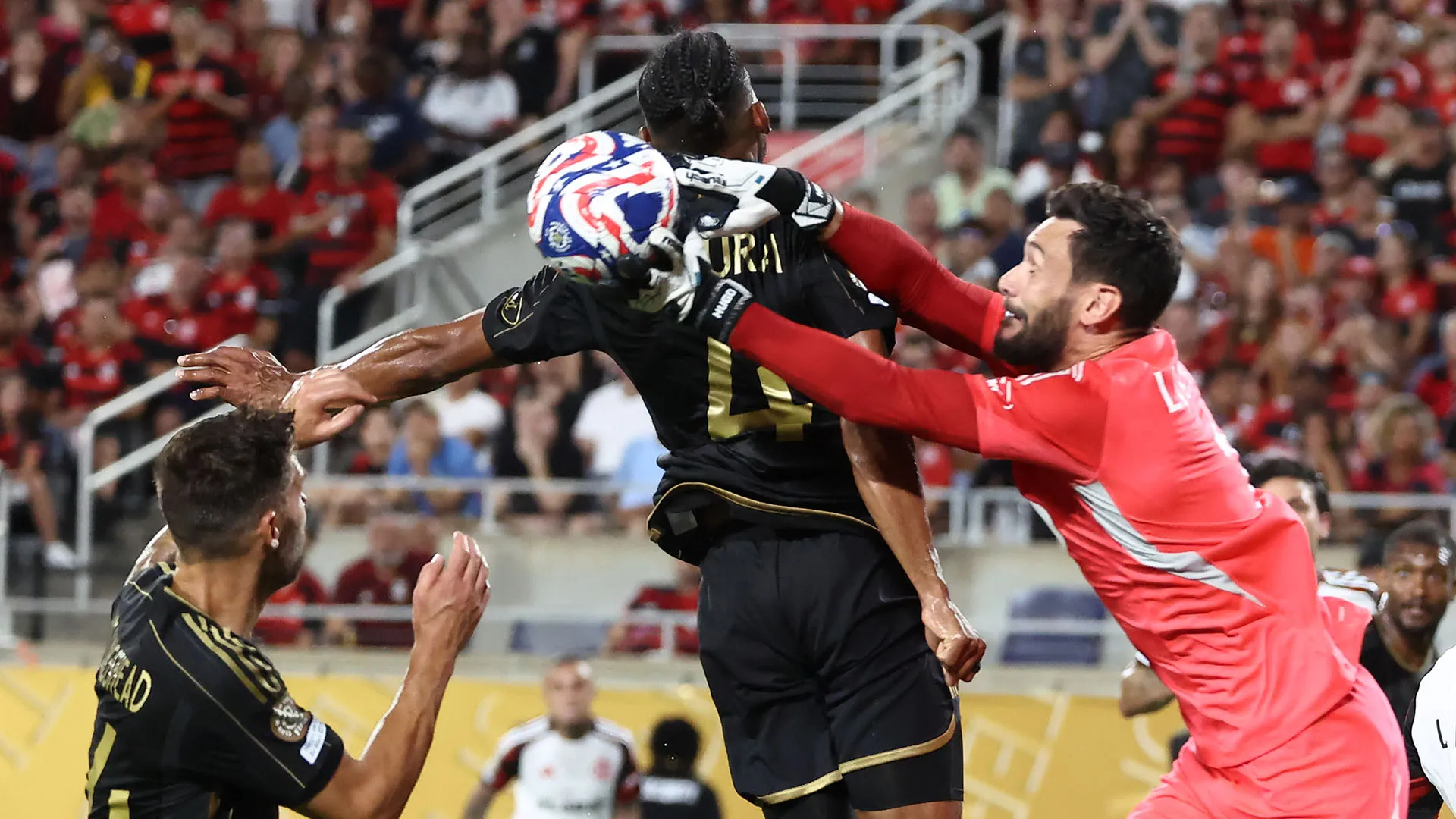 Lloris ha impattato violentemente contro Eddie Segura
