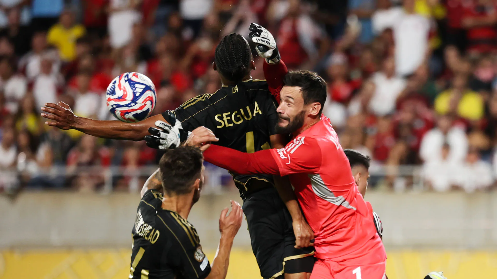 Il portiere è uscito per intercettare un lancio e si è scontrato con il compagno
