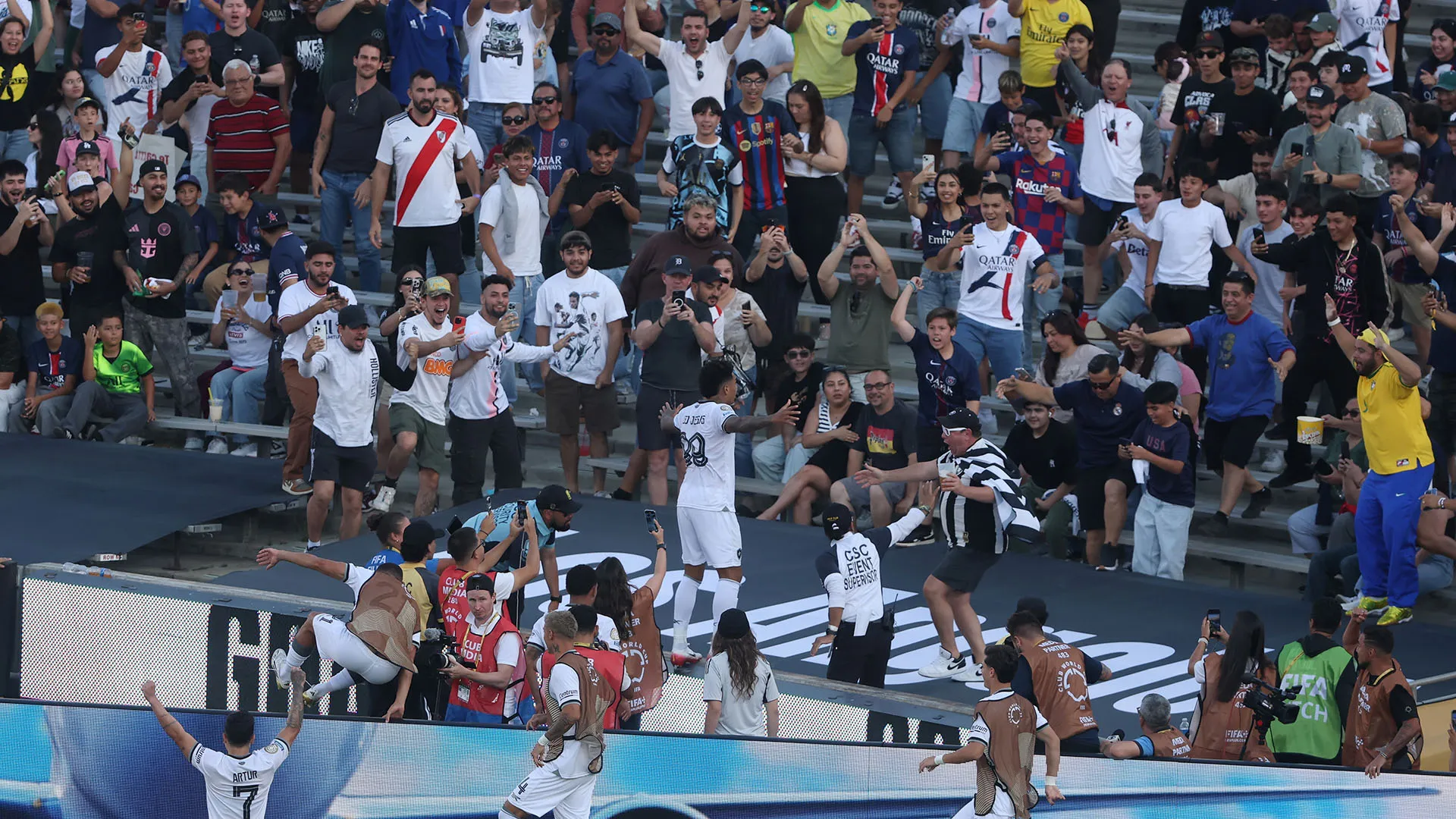 Igor Jesus ha voluto festeggiare la storica rete insieme ai suoi tifosi