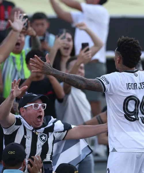 Batte i campioni d’Europa e invade gli spalti: foto