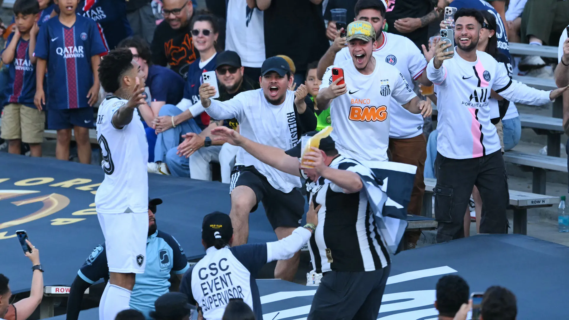 Il giocatore dopo il gol ha invaso gli spalti