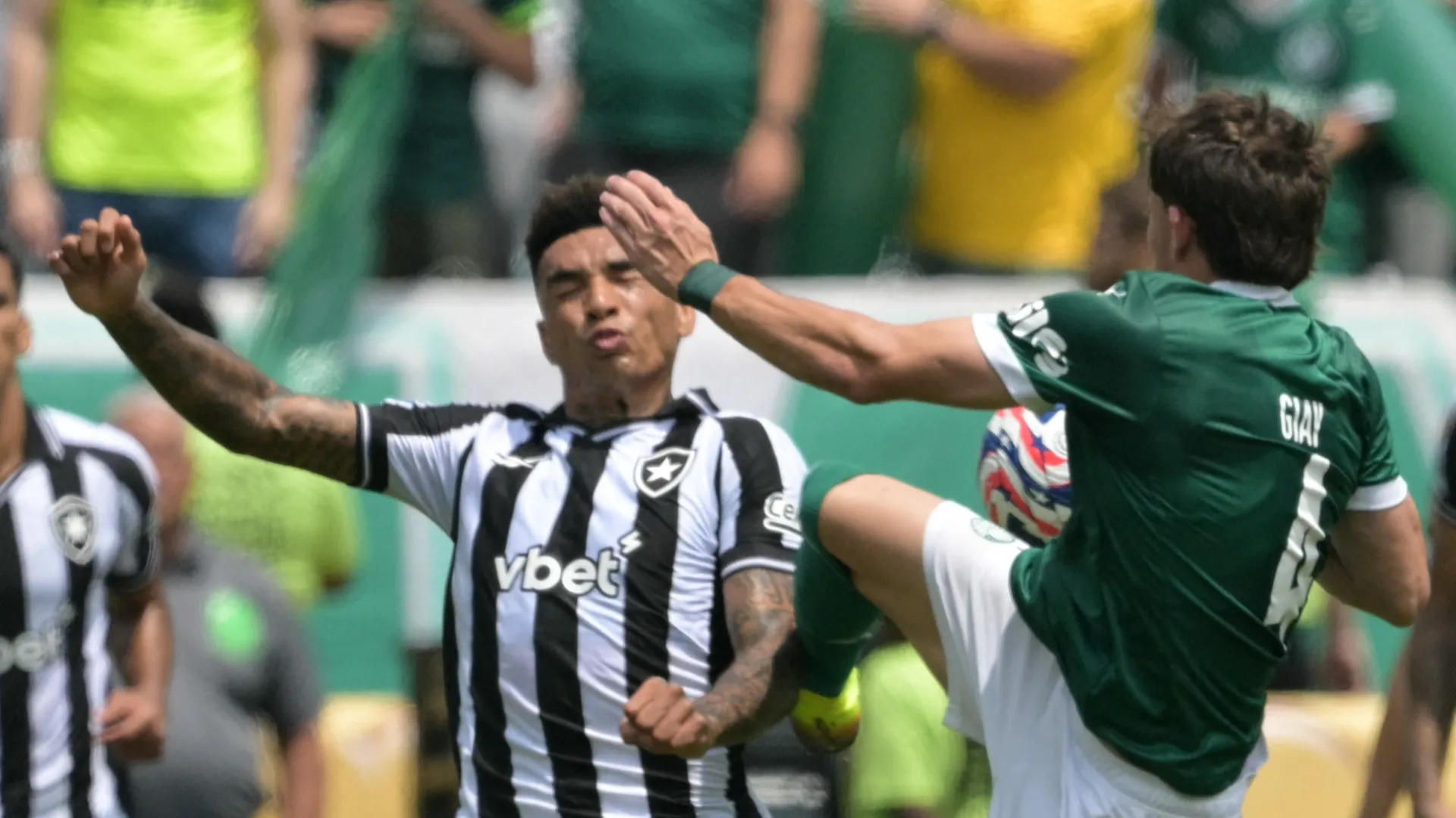 Scontro tremendo tra Igor Jesus e Agustin Giay
