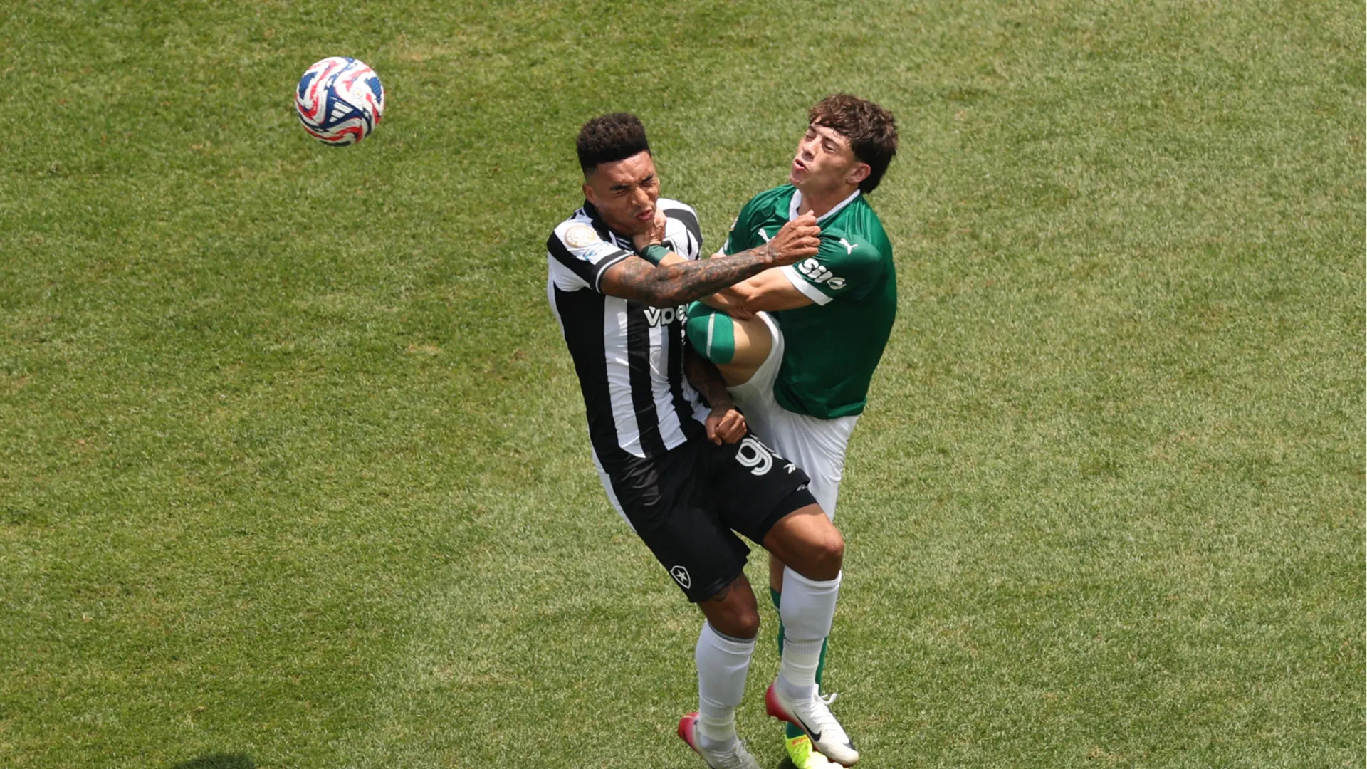 Giay voleva intercettare il pallone ma Igor Jesus l'ha anticipato
