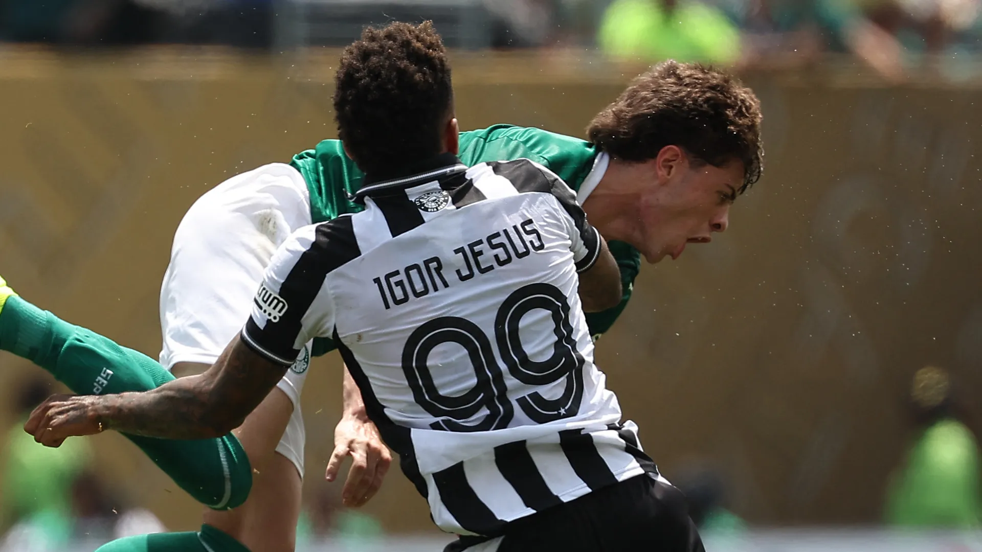 Il giovane difensore ha involontariamente colpito l'avversario con un calcio in pancia
