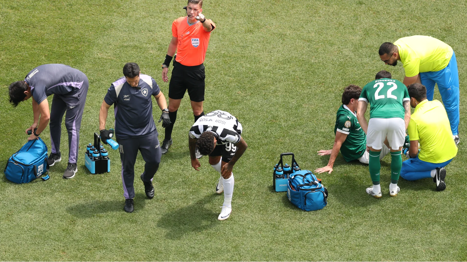 L'arbitro ha sospeso il match per permettere le cure ai due calciatori
