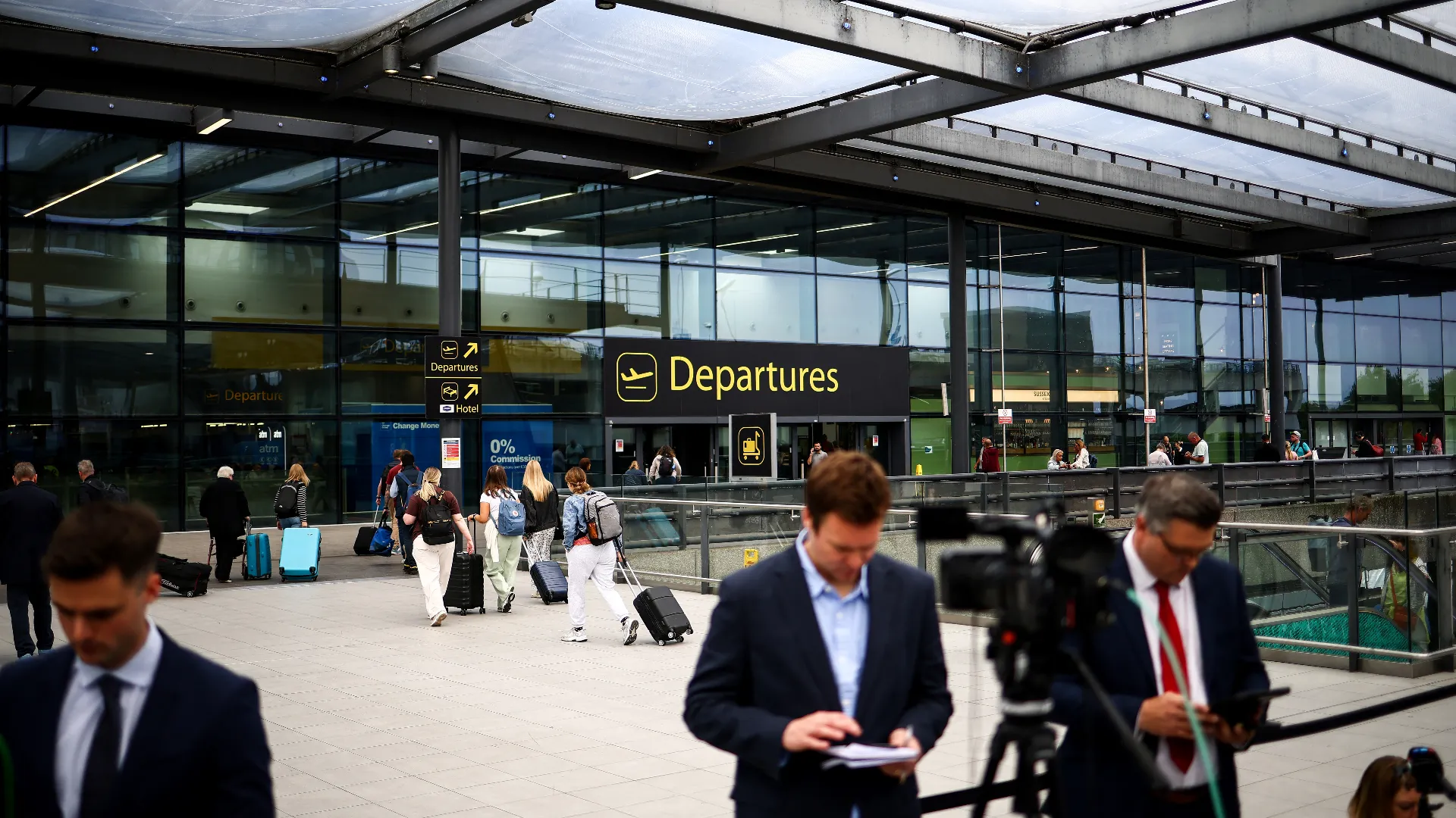 L'aeroporto è stato chiuso e i voli cancellati
