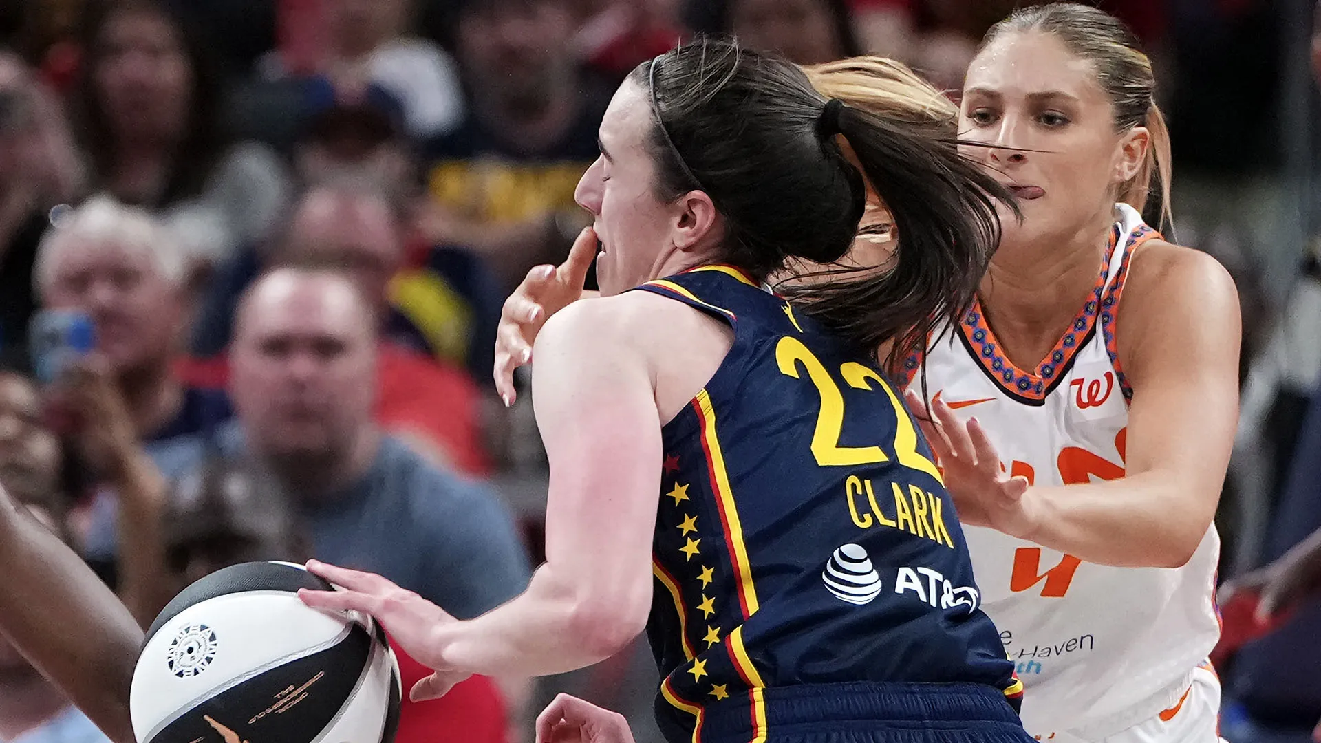 La stella delle Indiana Fever Caitlin Clark è stata colpita all'occhio durante la partita