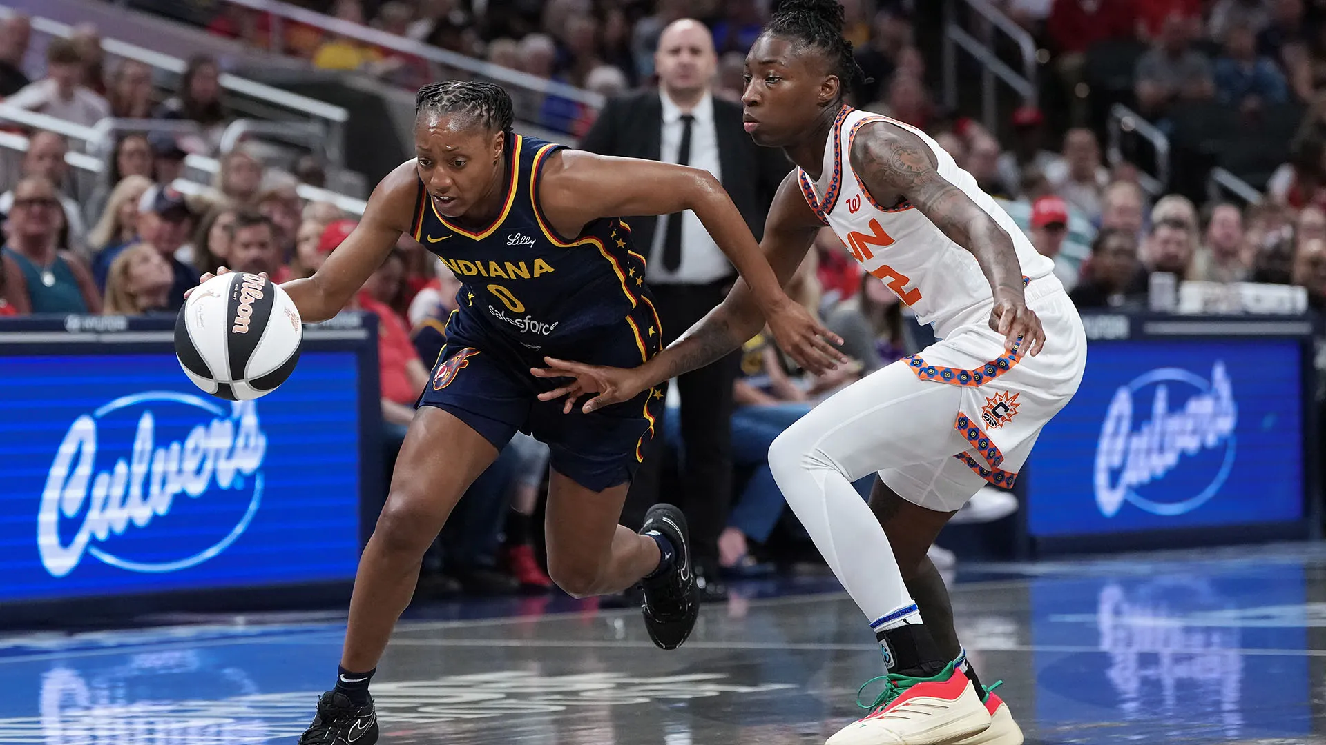 Nervi molto tesi durante la partita di WNBA tra Connecticut Sun e Indiana Fever