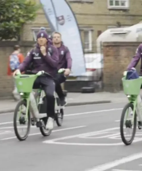Troppo traffico a Londra, la squadra arriva allo stadio in bici. Immagini