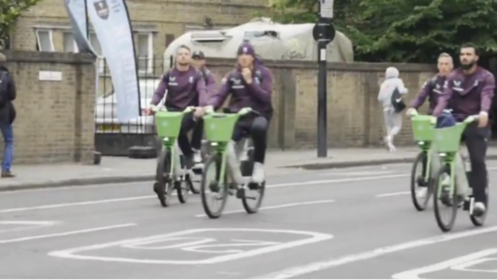 Gli inglesi hanno avuto qualche problema in più e sono arrivati allo stadio in bicicletta
