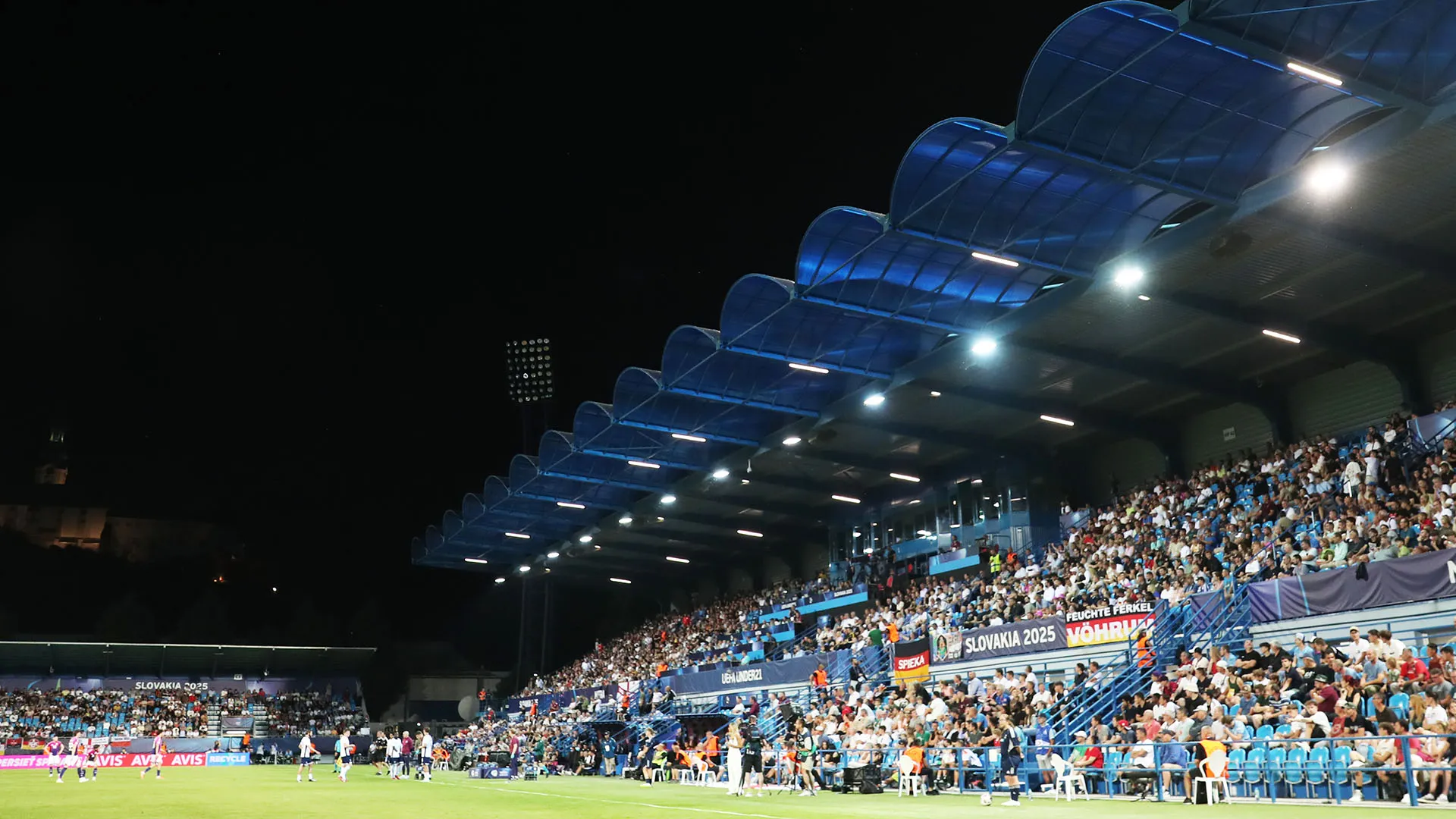 Durante l'intervallo i tecnici dello stadio hanno rimediato al guasto
