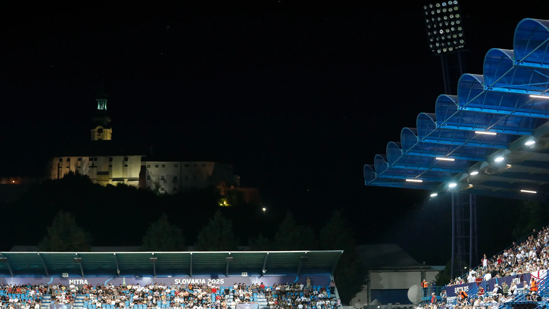 Metà campo era totalmente buia e l'arbitro ha dovuto sospendere la partita
