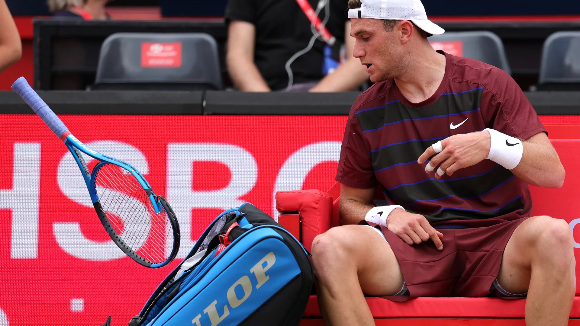 Anche all'Australian Open Draper ha sfasciato una racchetta
